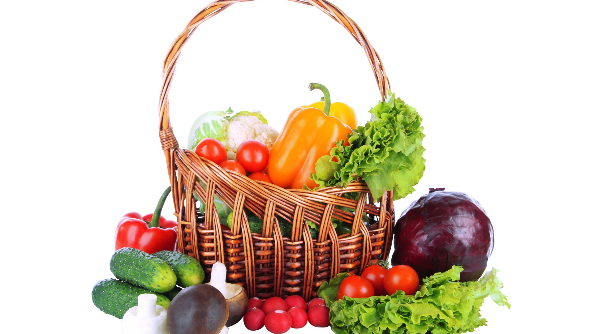 Корзина с овощами на белом фоне