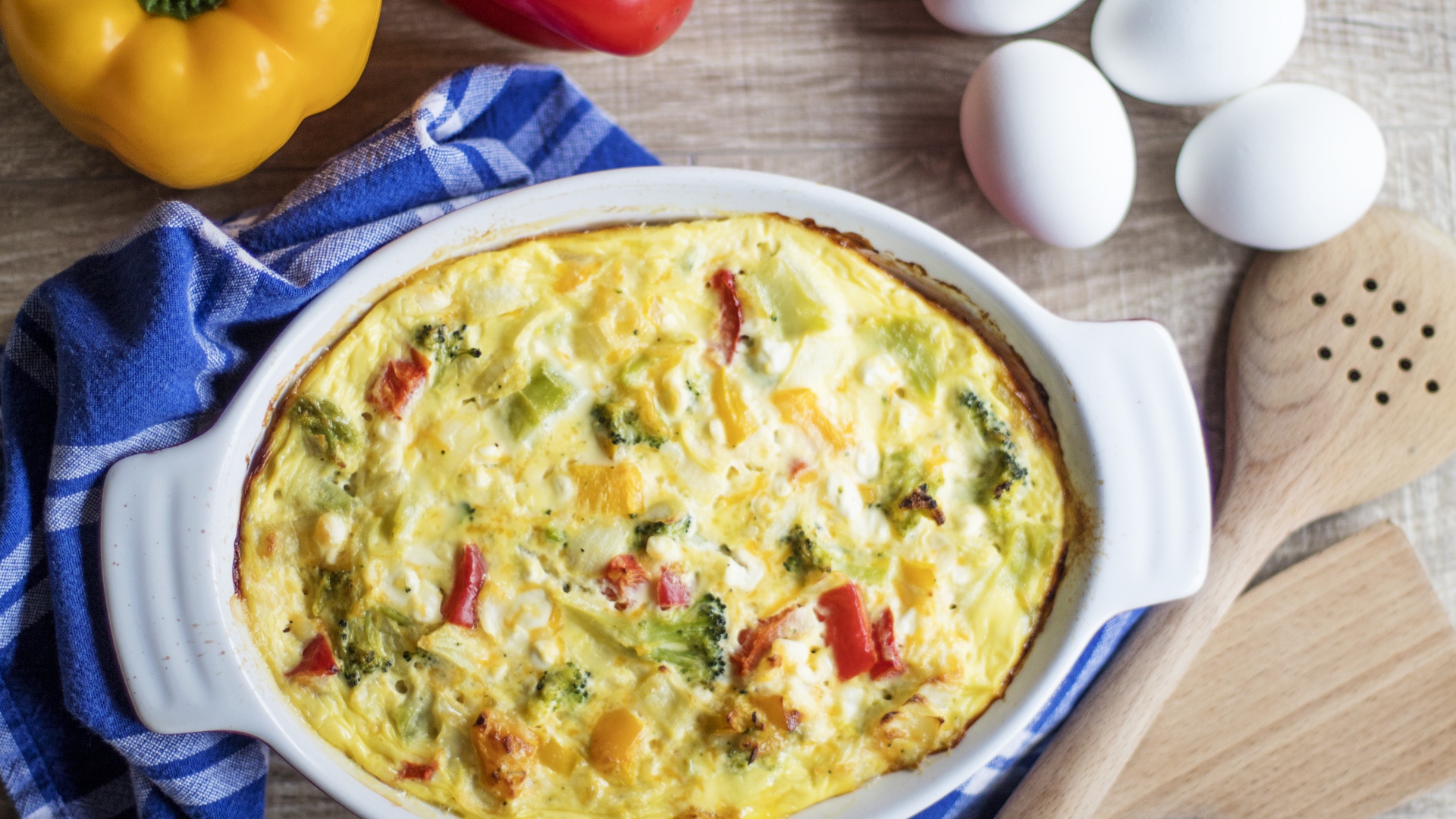 Запеканка на столе с перцем и яйцами 