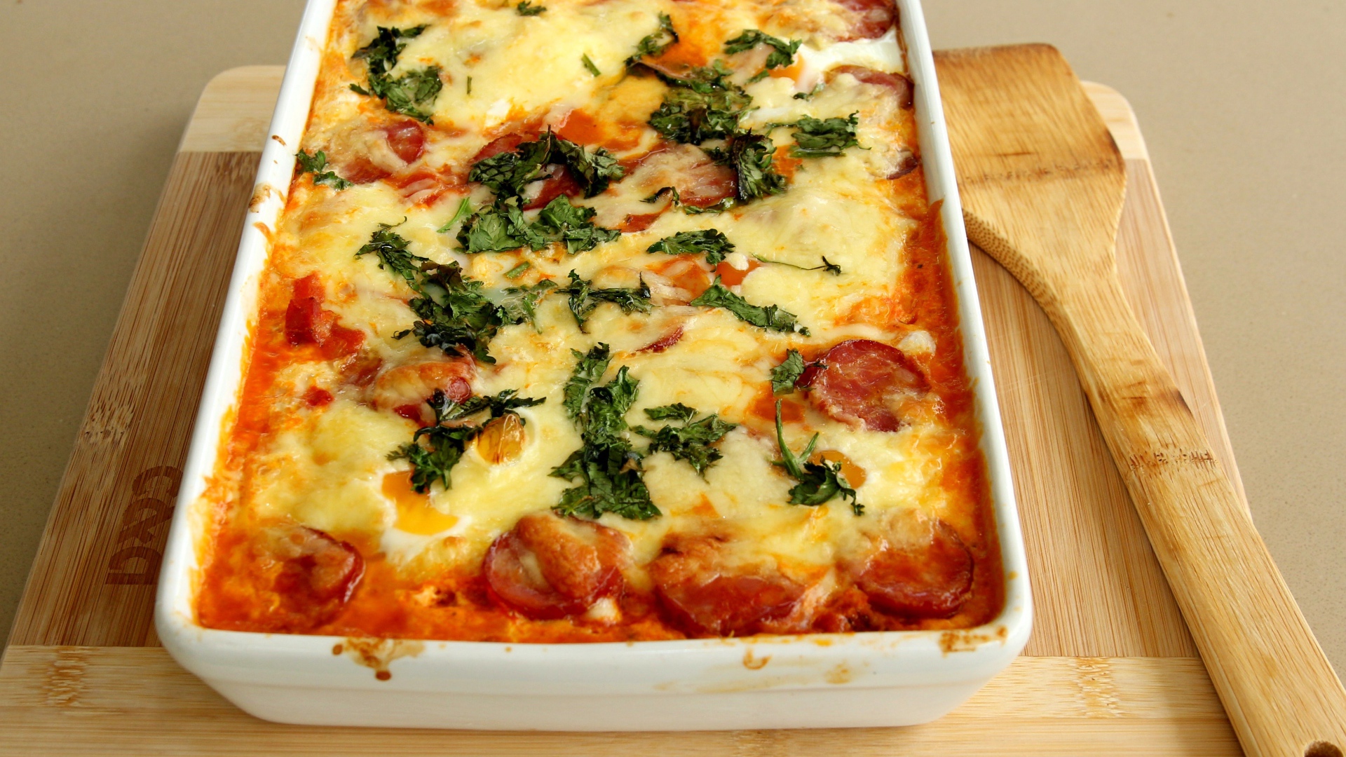 Запеканка с колбасой и сыром на столе