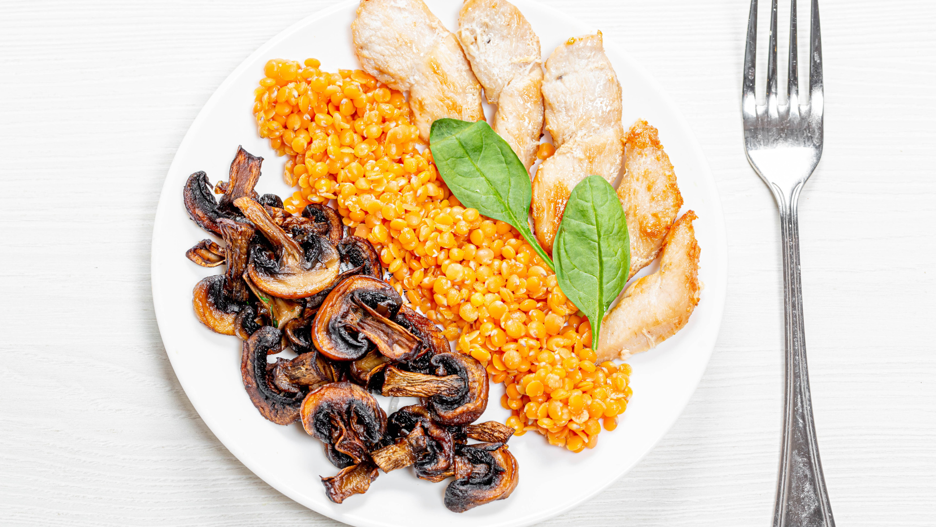 Шампиньоны на тарелке с чечевицей и курицей