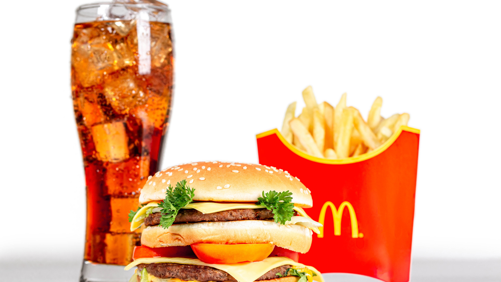 Кока кола со льдом на белом фоне с гамбургером и картофелем фри 