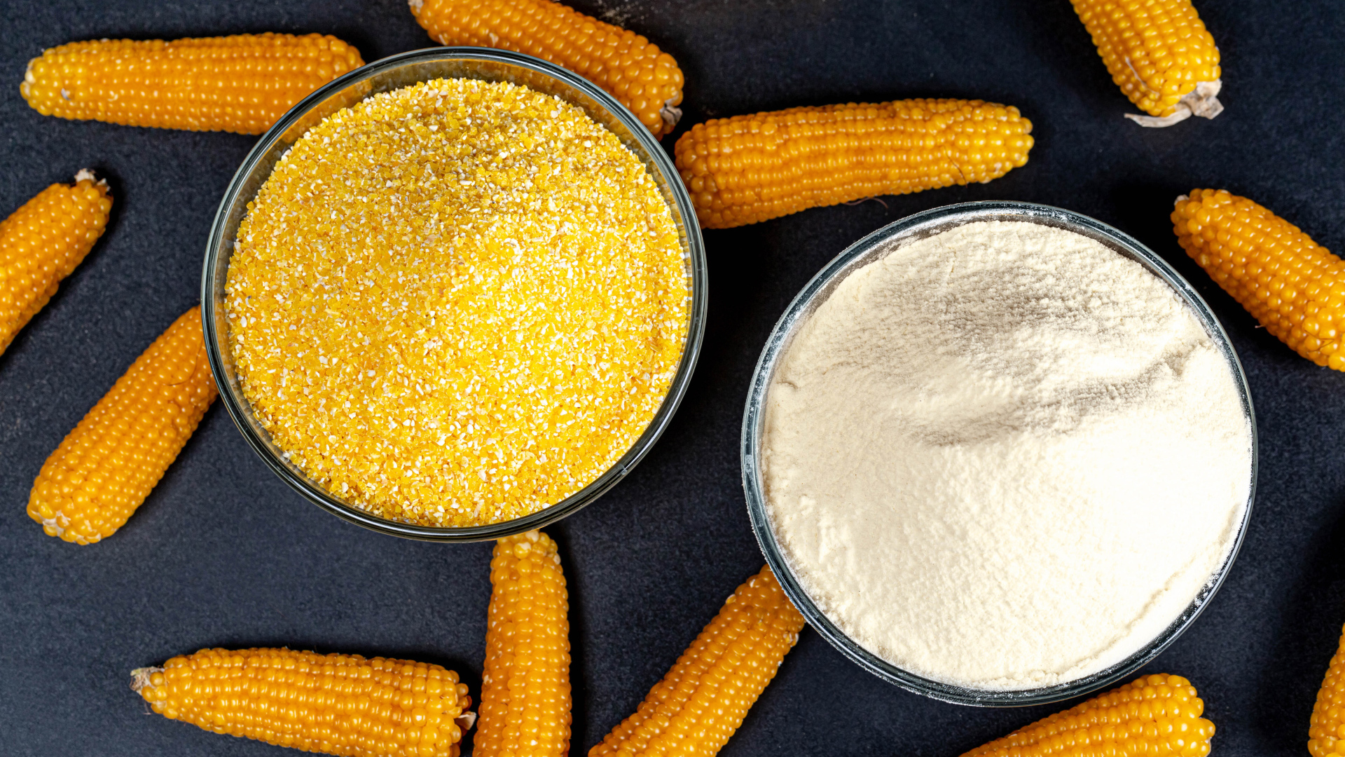 Кукурузные кочаны на столе с кашей и мукой