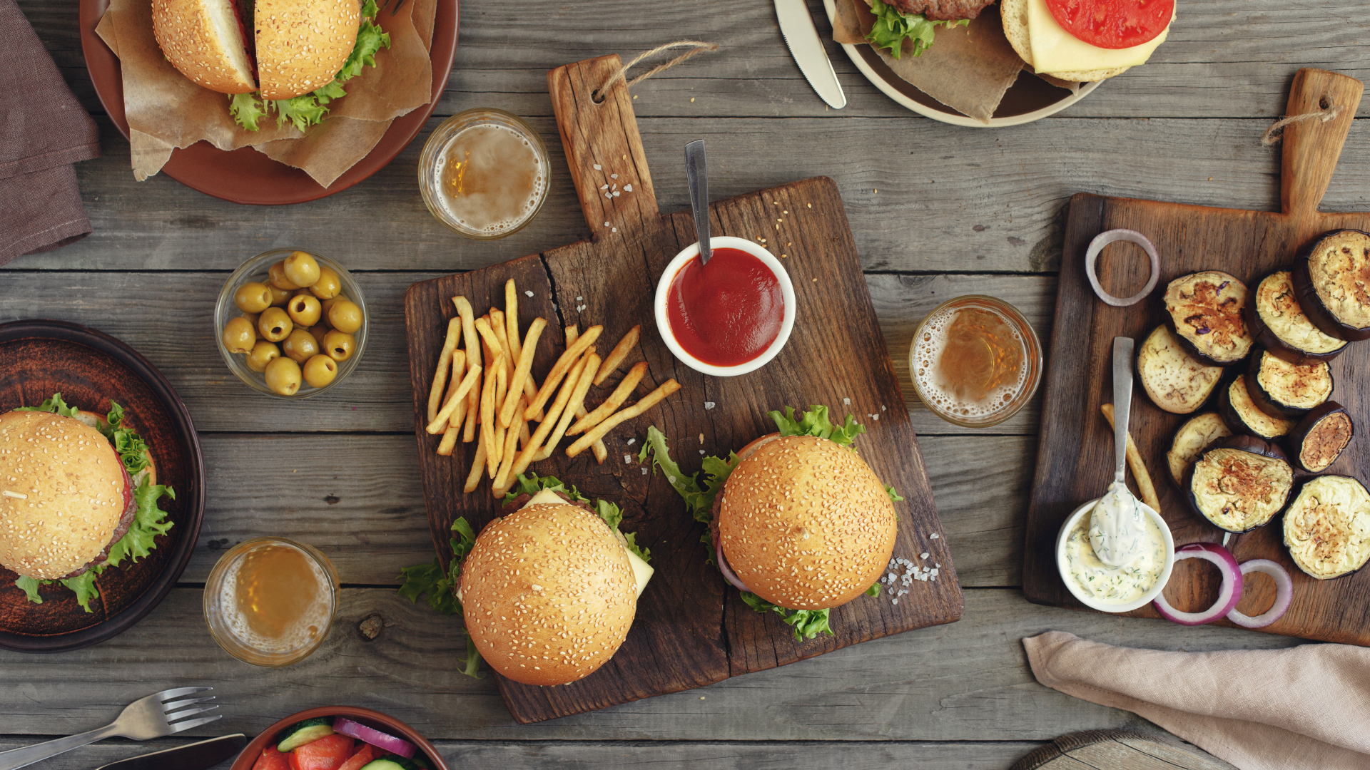 Вкусная сытная еда из фаст фуда на столе 