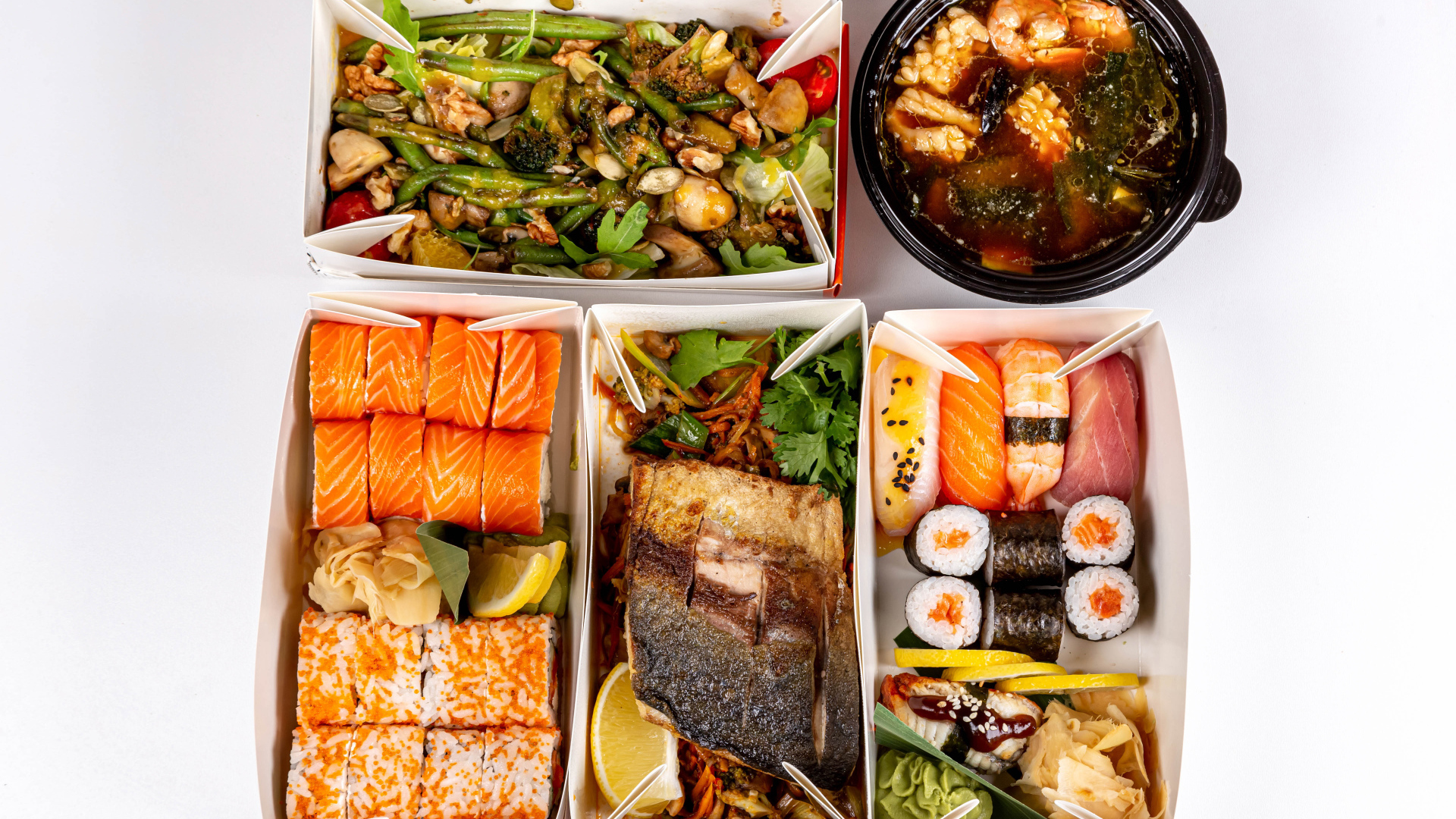 Вкусная острая китайская еда на белом фоне