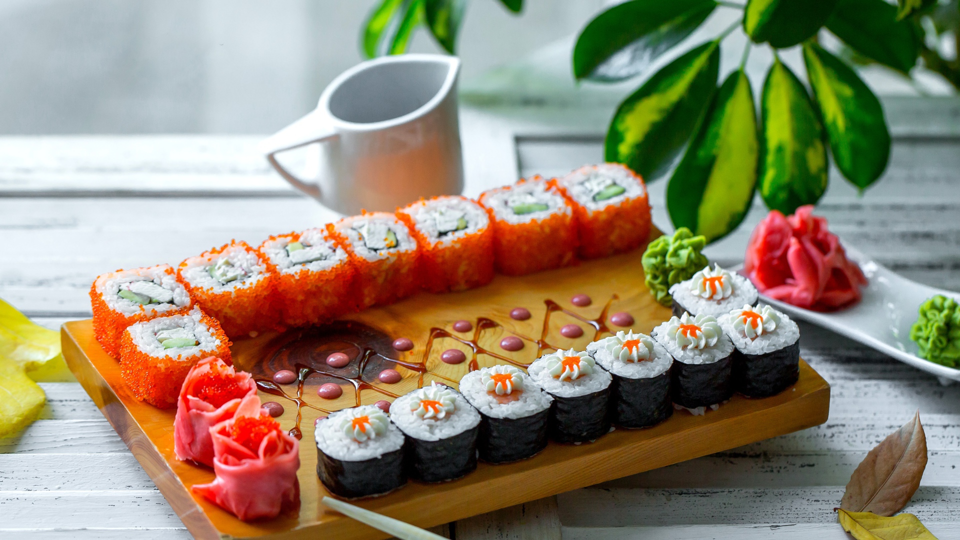 Вкусные суши и роллы на столе с имбирем