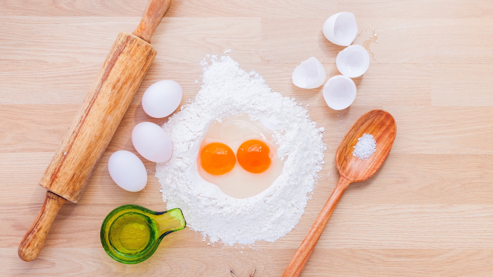 Мука, масло и яйца для теста на столе