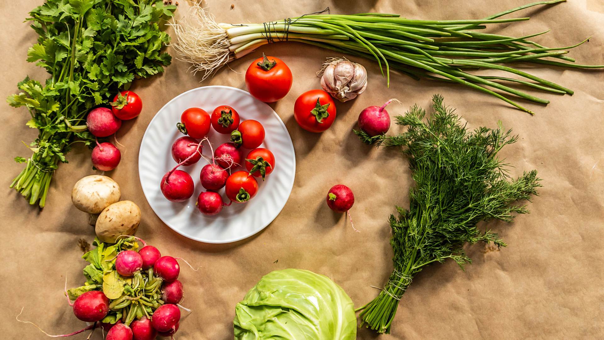 Свежие аппетитные овощи и зелень с огорода 
