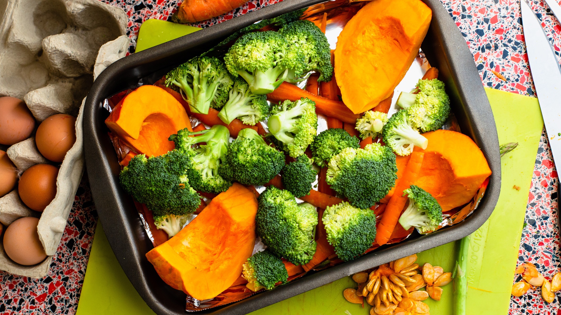 Свежие брокколи, морковь и тыква на противне 