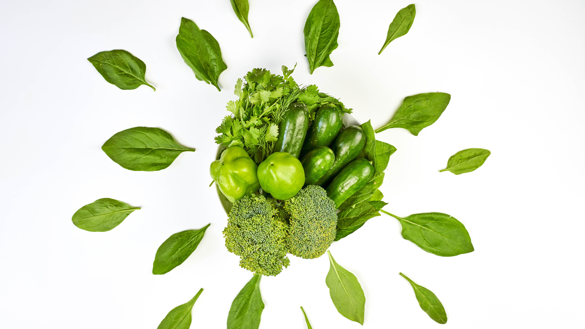 Зеленый набор овощей вегетарианца на белом фоне