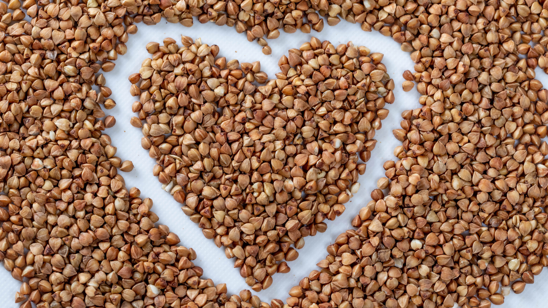 Сердце нарисовано на гречневой крупе 