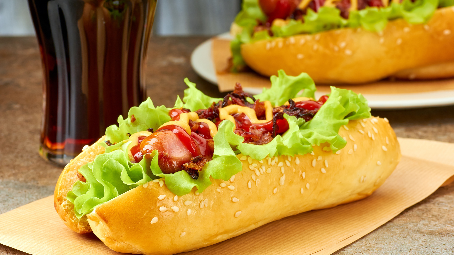 Хот дог на столе бутылкой кока колы