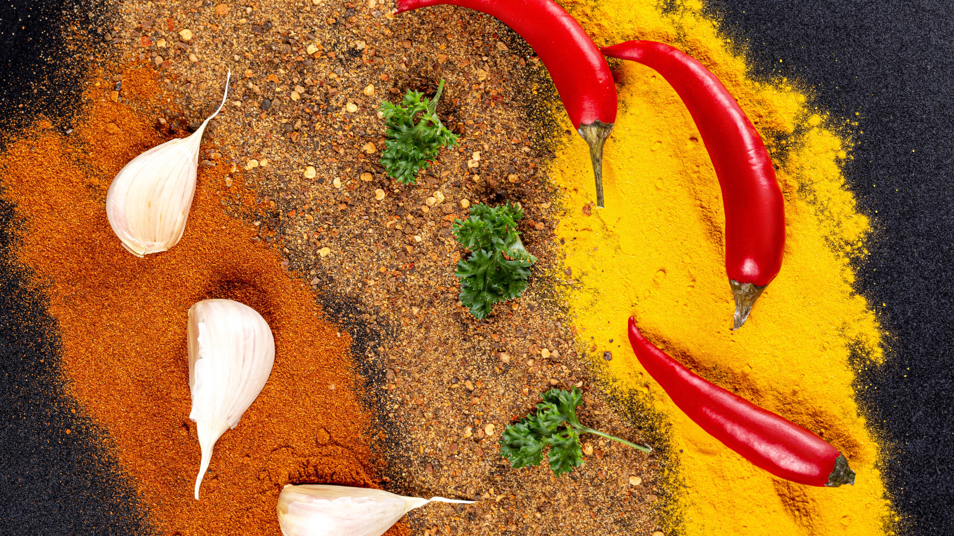 Острые специи на столе с перцем и чесноком