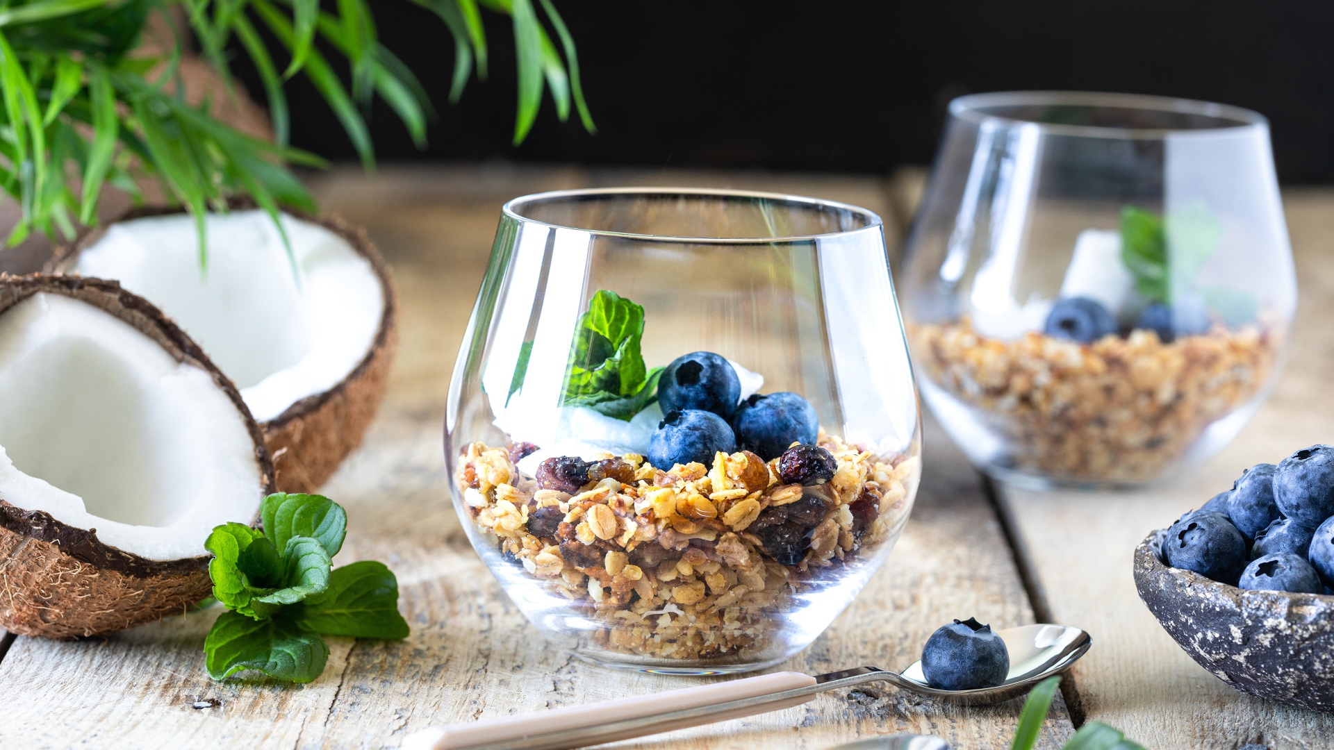 Мюсли с ягодами черники на столе с кокосом