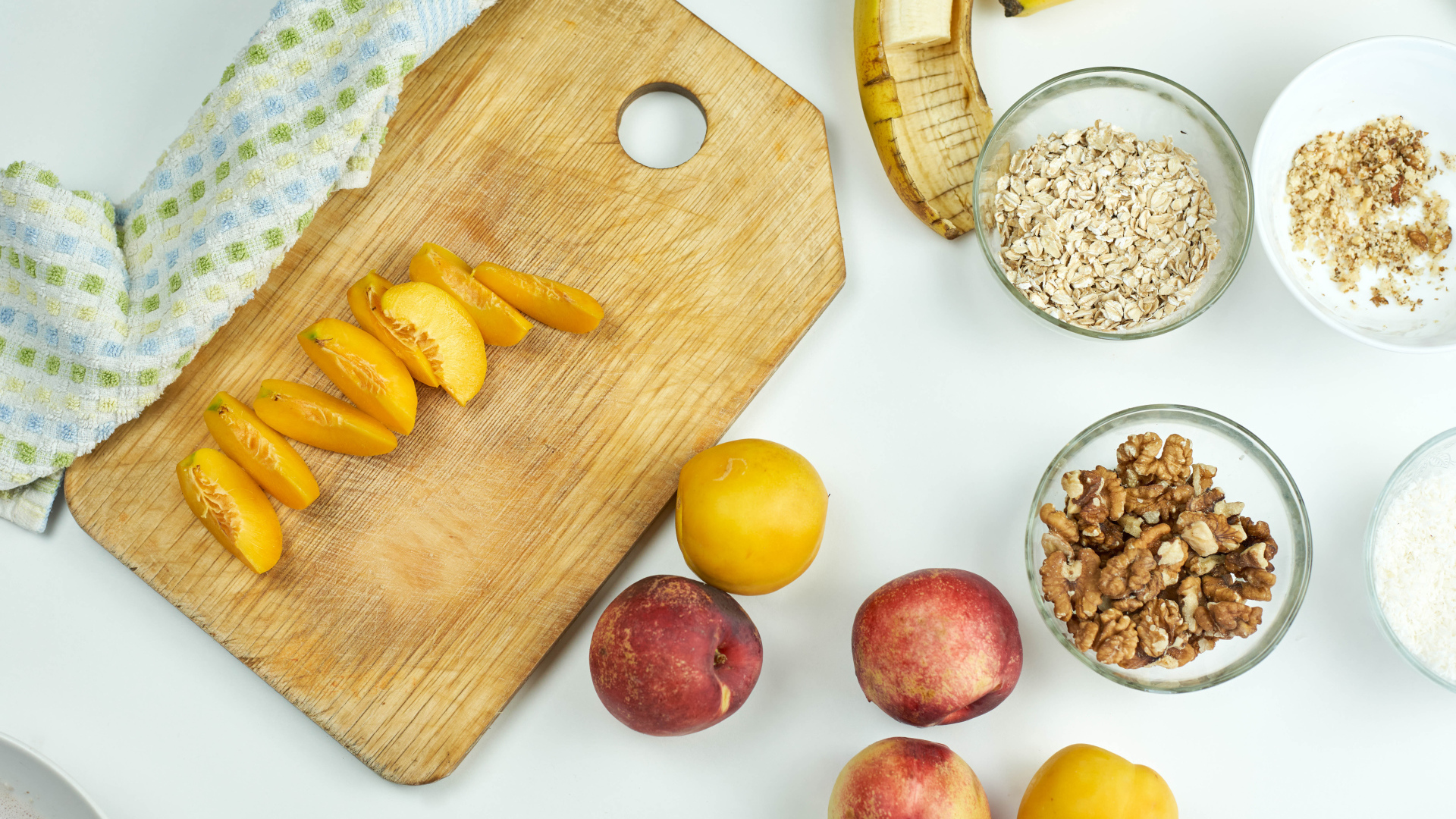 Овсянка, нектарин, банан и орехи на завтрак