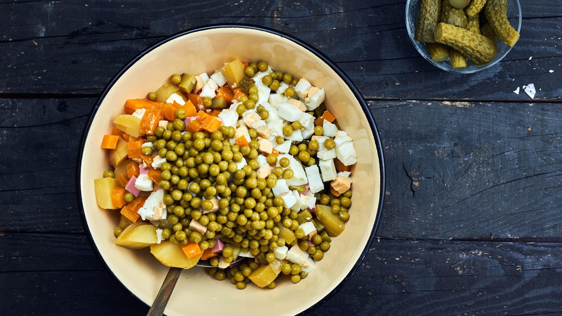 Салат оливье в миске на столе 