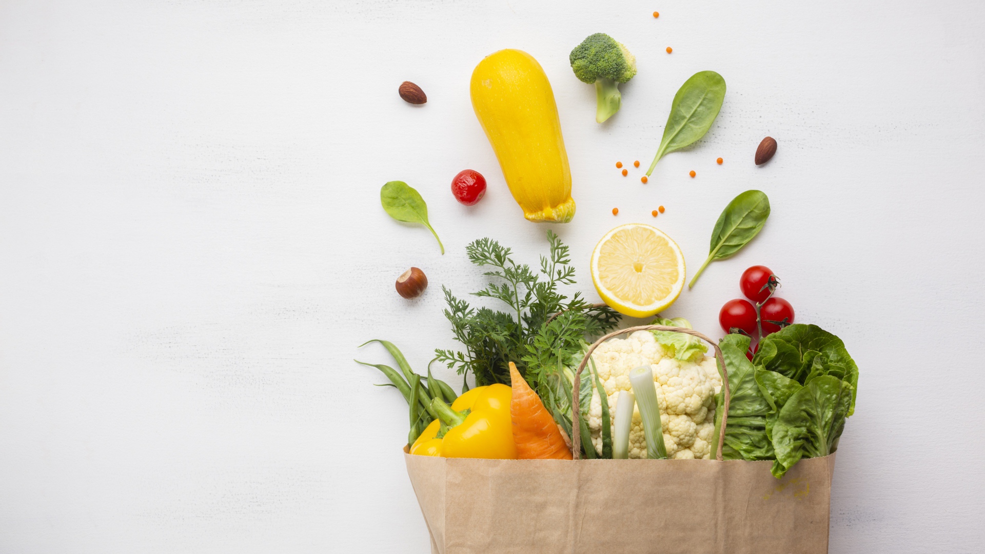 Пакет со свежими овощами и зеленью на сером фоне 