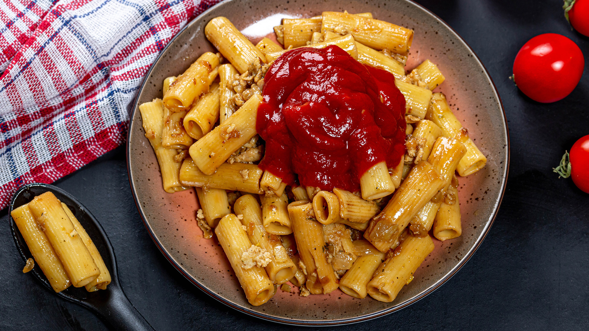 Макароны с мясом и кетчупом на столе