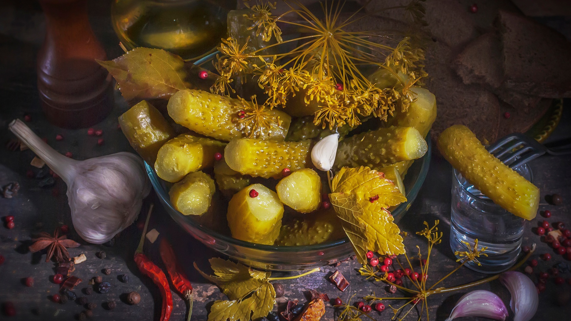 Маринованные огурцы на столе со специями и чесноком