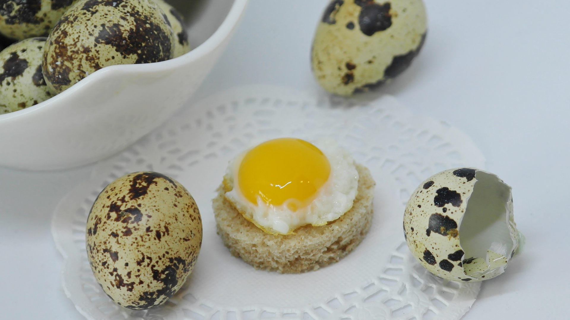 Яичница из перепелиного яйца с хлебом