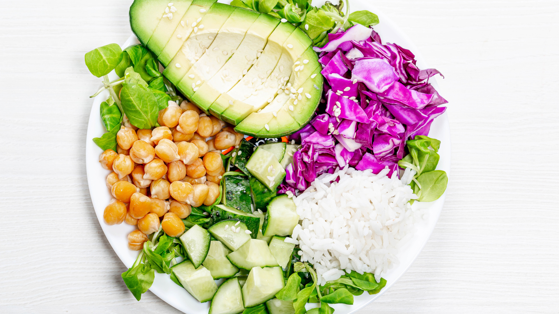 Рис с овощами на белом фоне