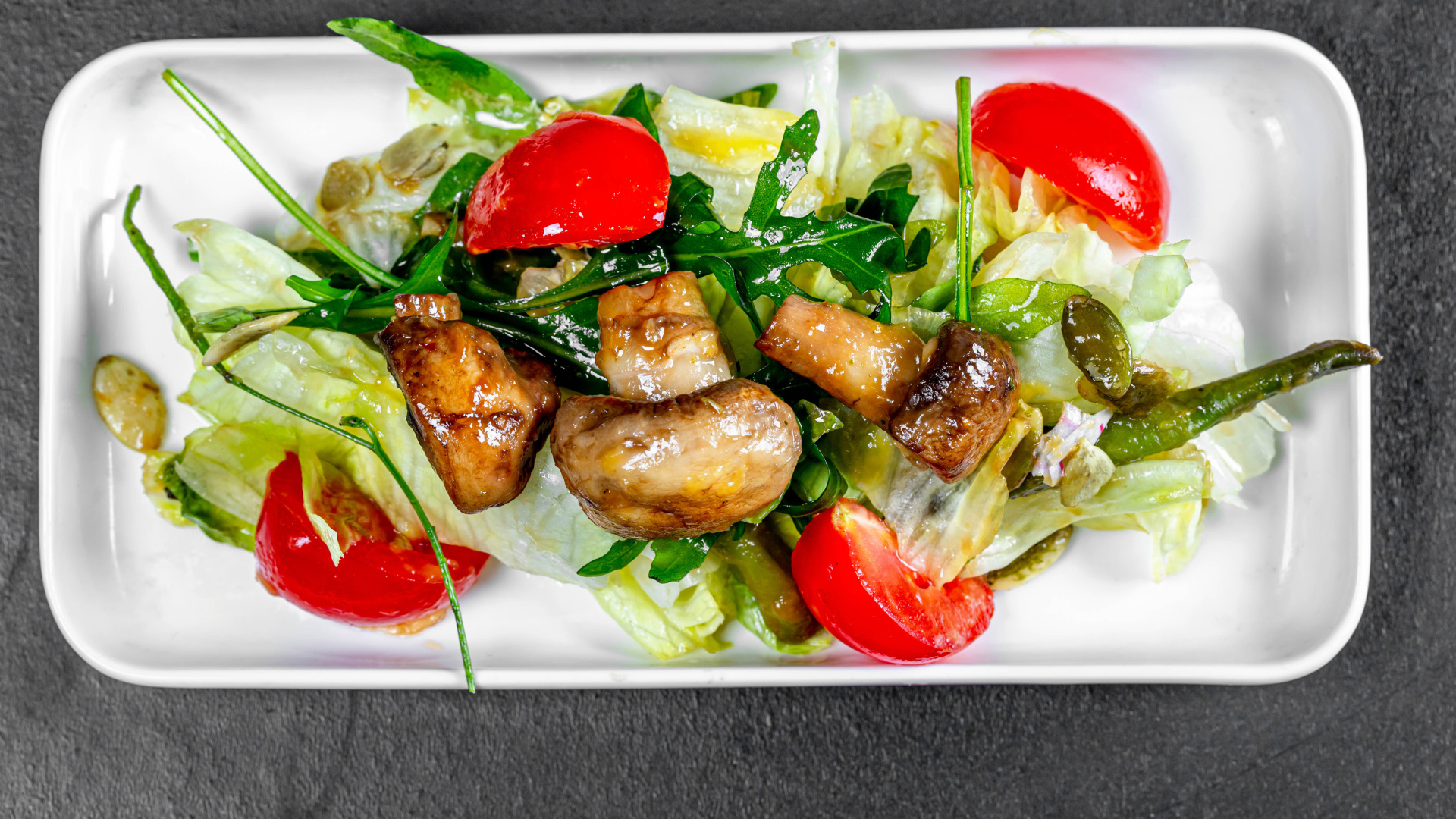 Салат с капустой, жареными шампиньонами и помидорами