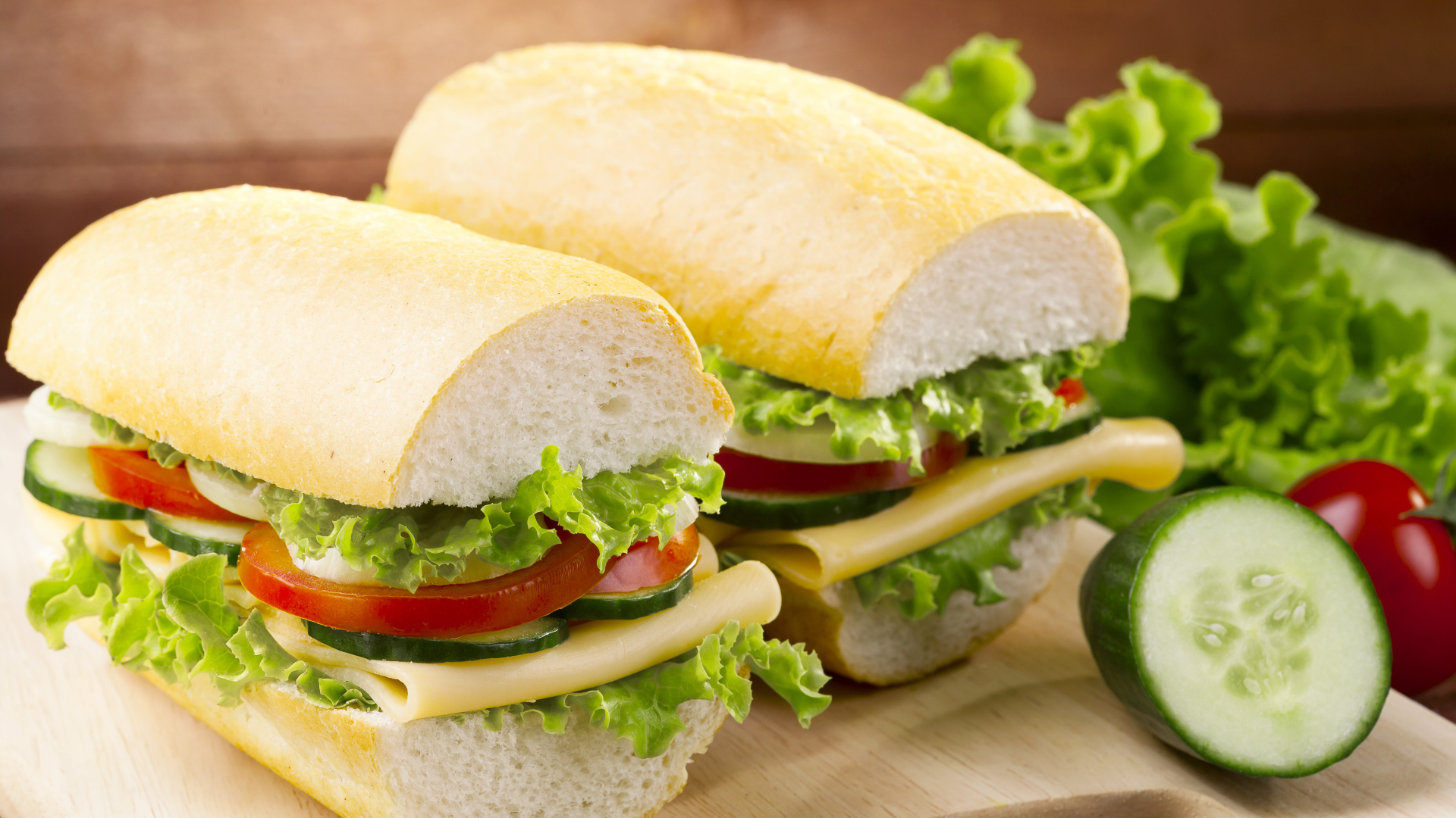 Сендвич с овощами и сыром на столе