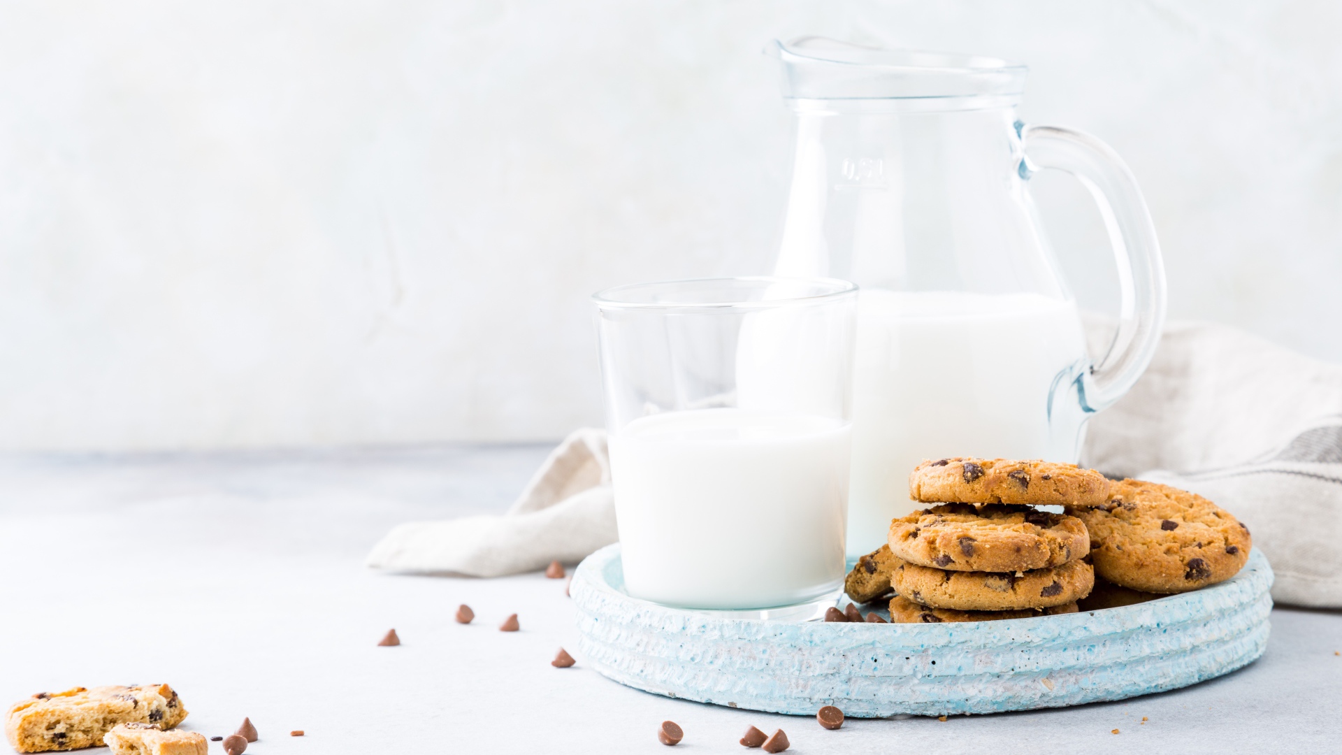 Песочное печенье с шоколадом на столе с молоком
