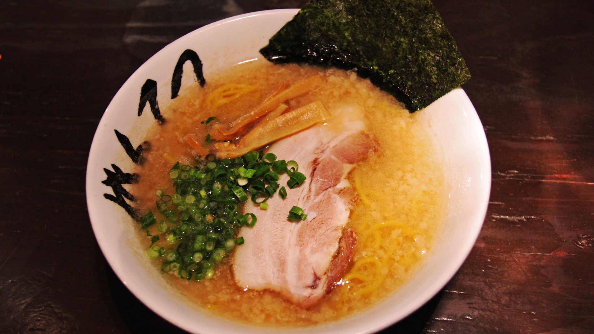 Суп с беконом и зеленью на столе 