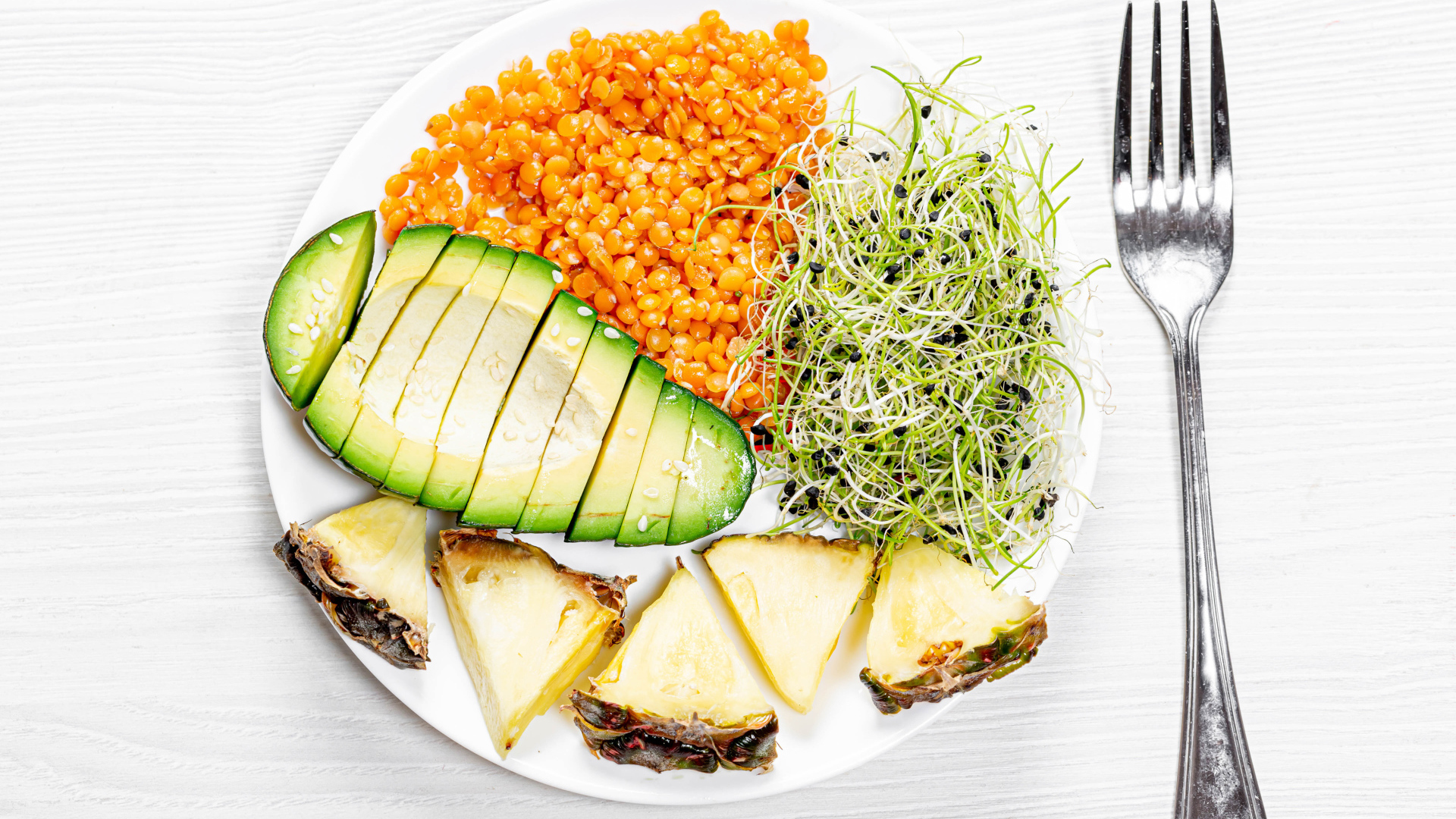 Вкусный завтрак для вегетарианца на белой тарелке