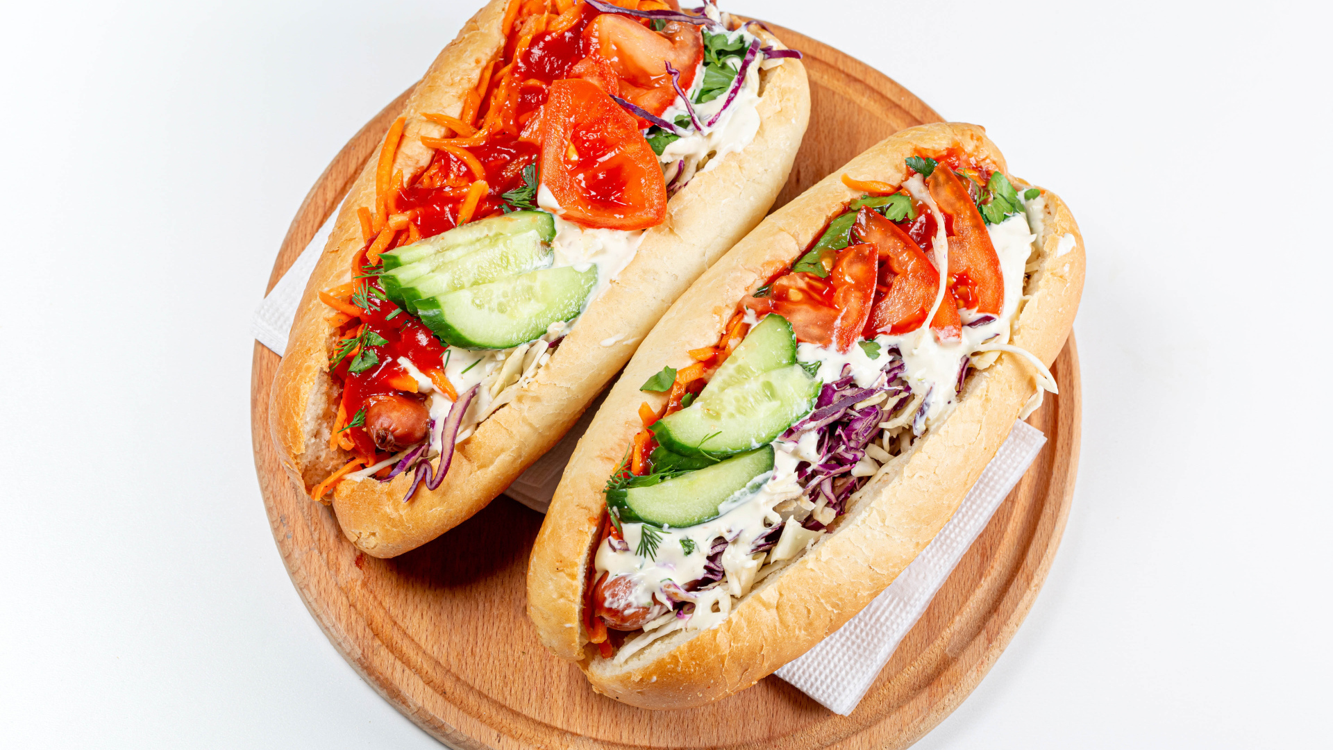 Два вегетарианских хот дога  на белом фоне 