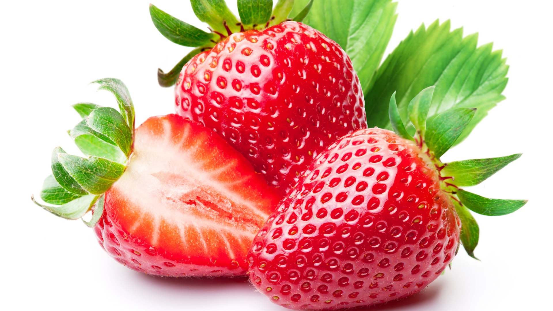 Аппетитная красная сладкая клубника на белом фоне