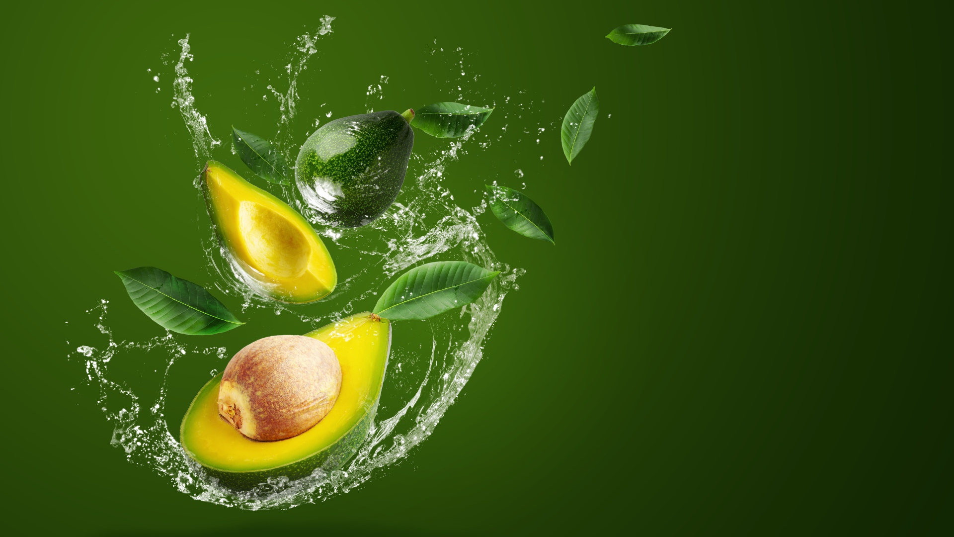 Авокадо в брызгах воды на зеленом фоне