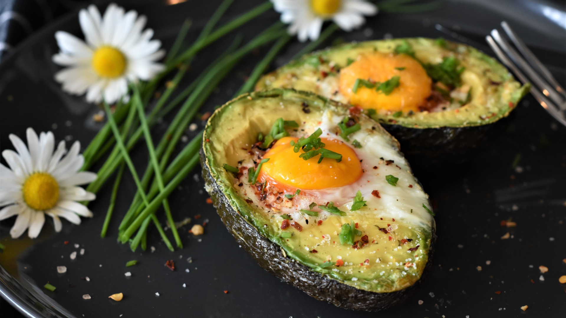 Запеченное авокадо с яичницей на сковороде 