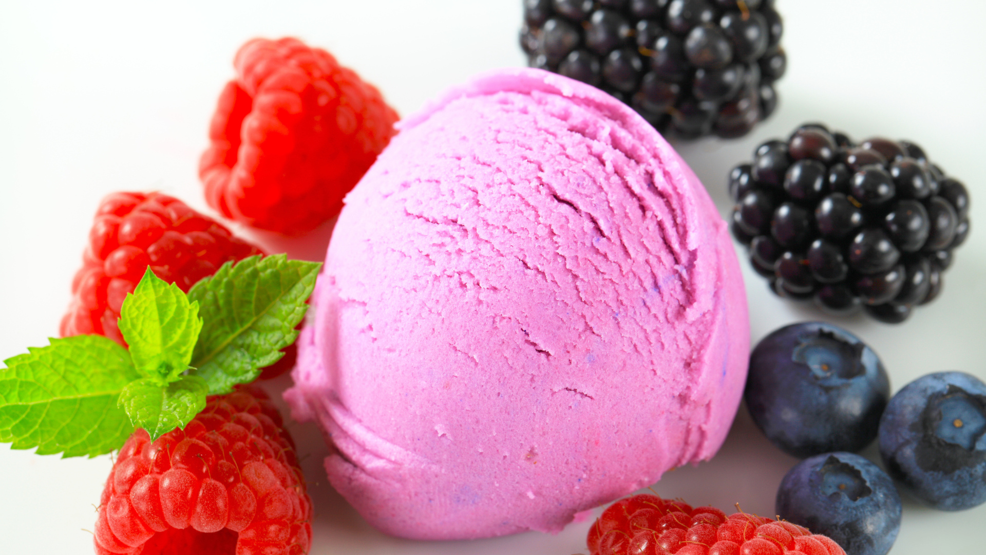 Шарик мороженого с ягодами малины, черники и ежевики 