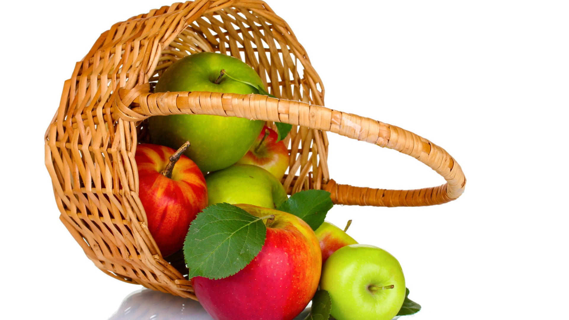Красивые разноцветные яблоки в корзине на белом фоне