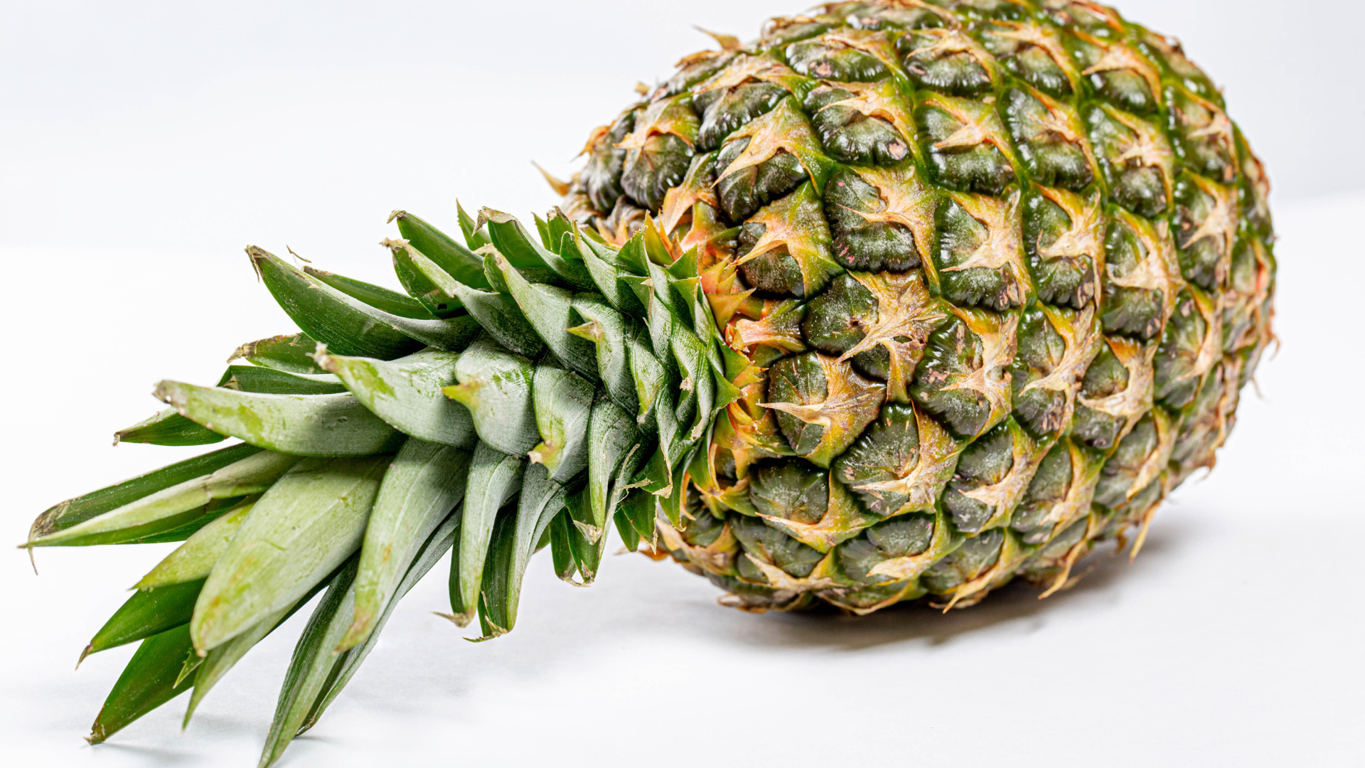 Большой спелый ананас на белом фоне