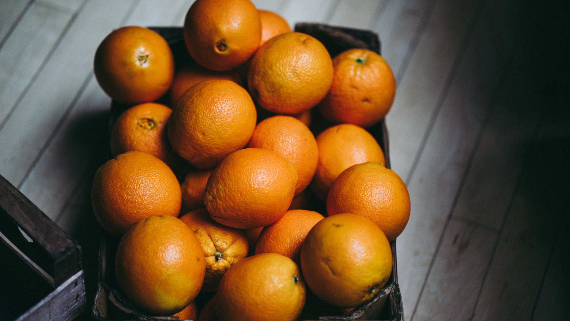 Ящик оранжевых спелых апельсинов 