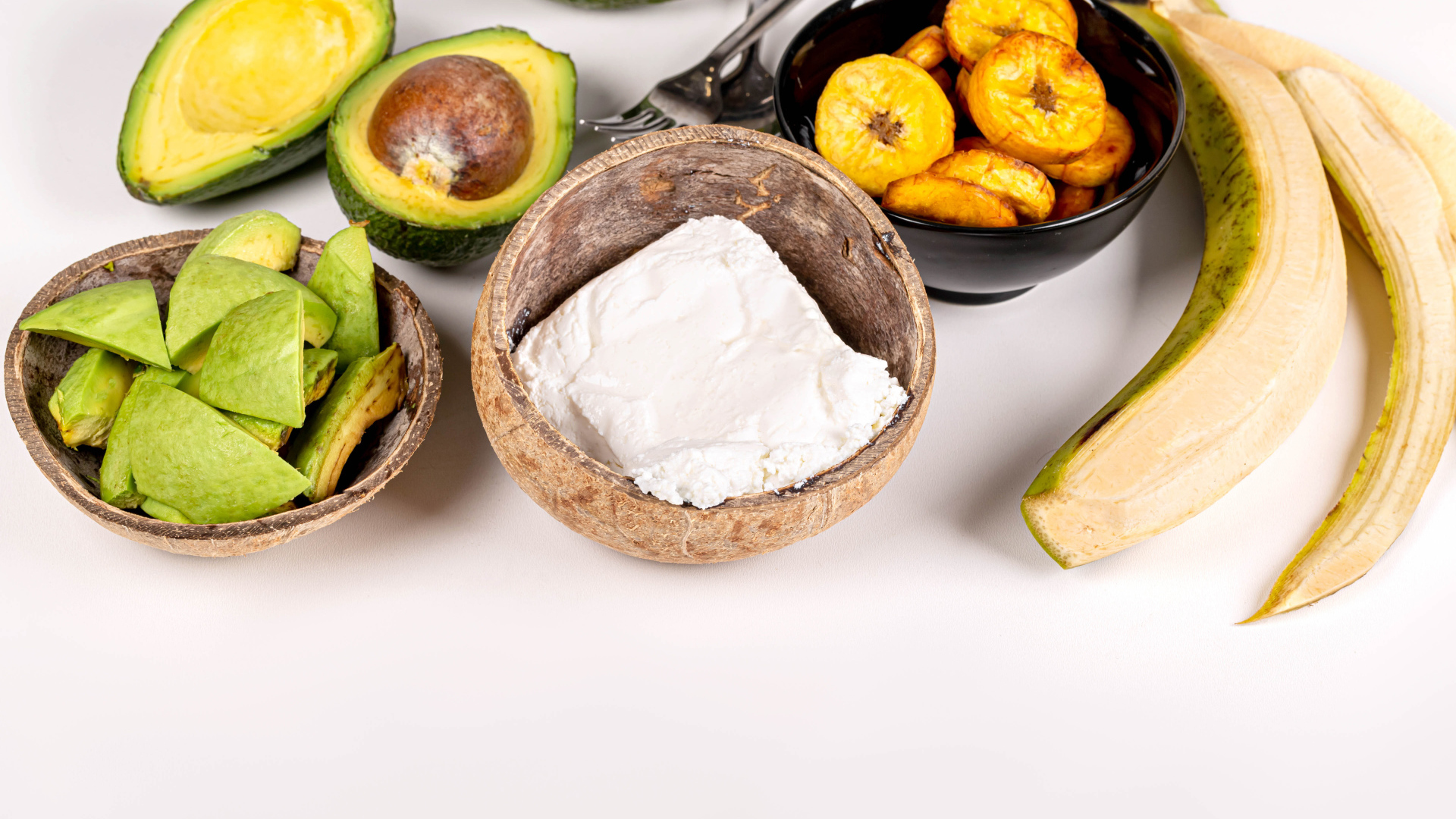 Творог, авокадо и банан на столе 