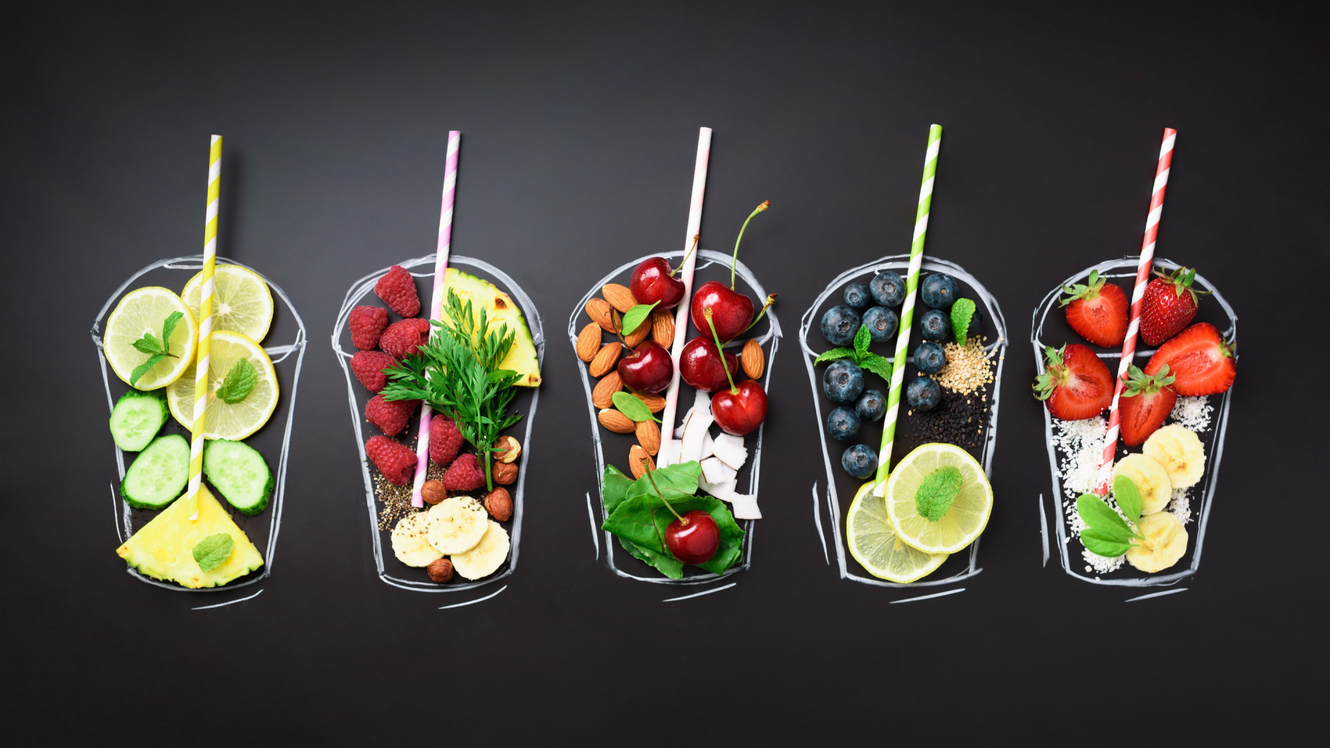 Нарисованные стаканы с ягодами на сером фоне
