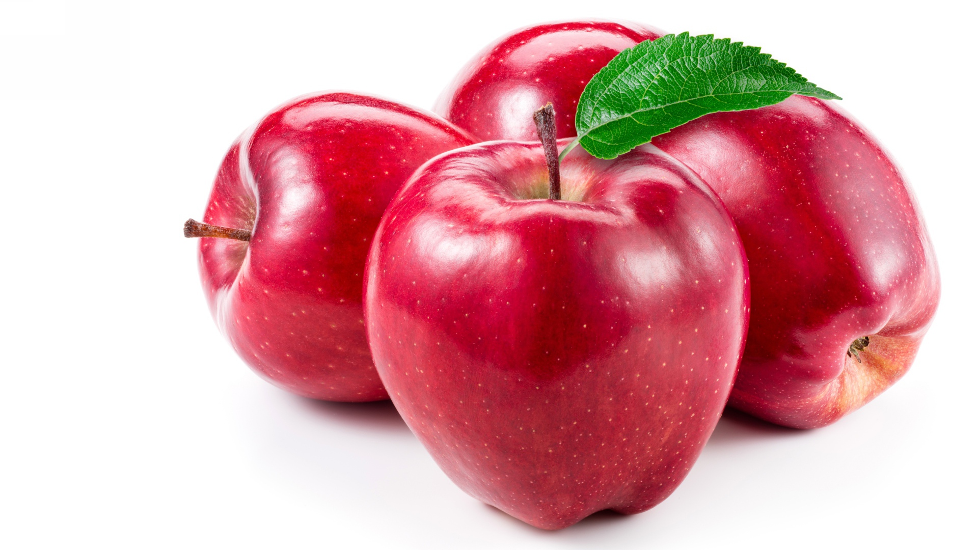 Четыре красных яблока крупным планом на белом фоне