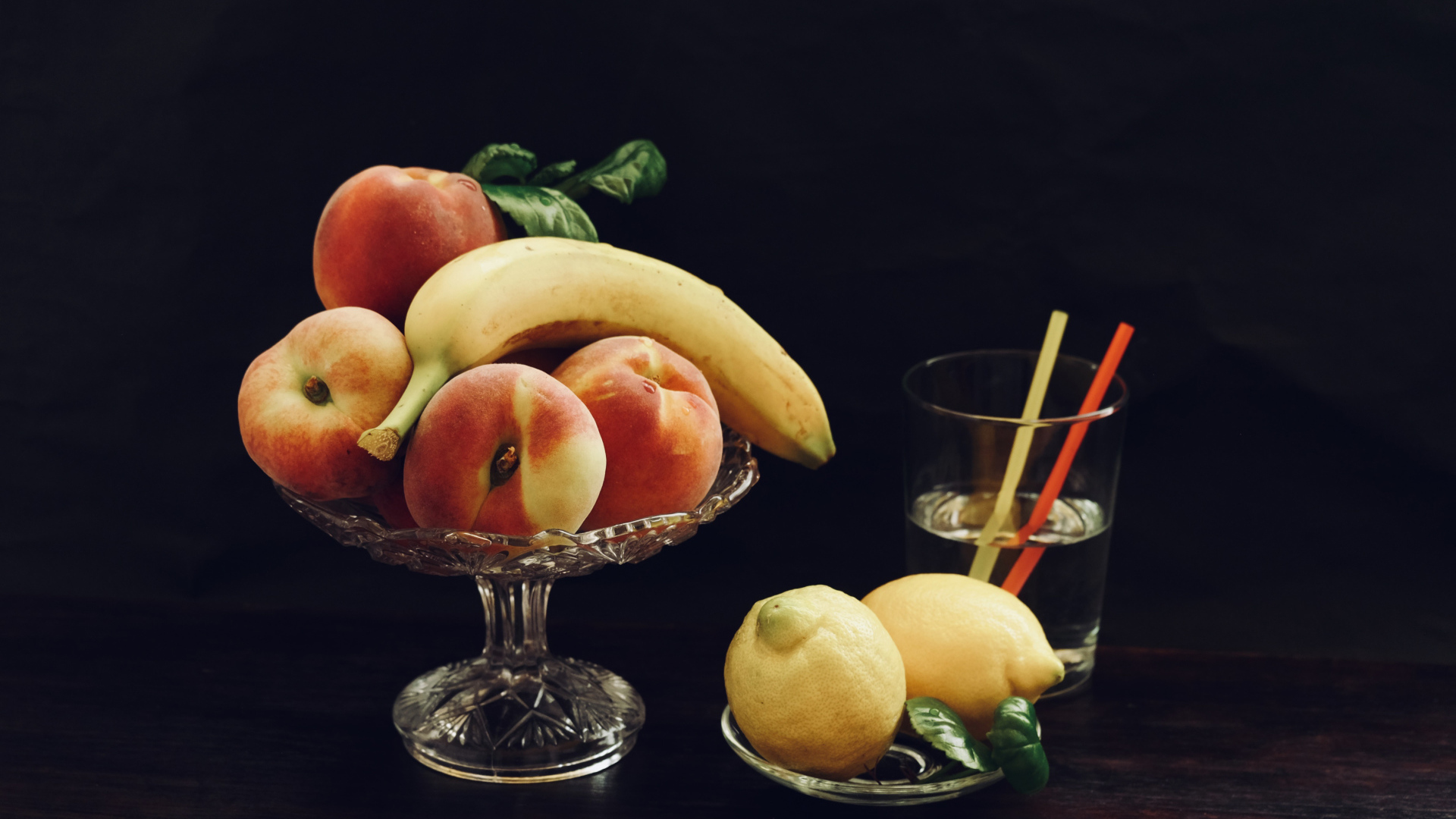 Свежие фрукты на столе с напитком