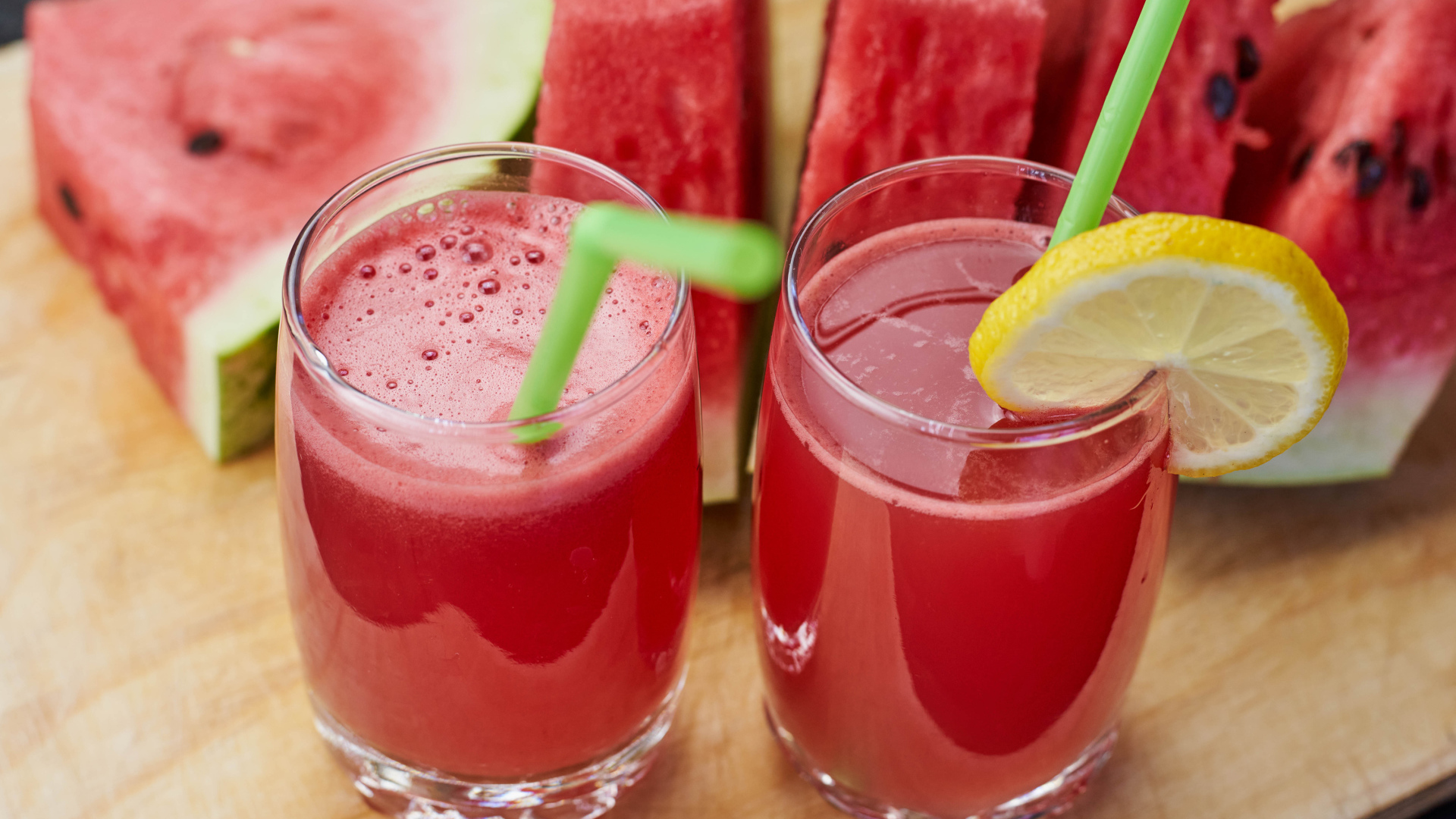 Свежий арбузный сок в стаканах на столе