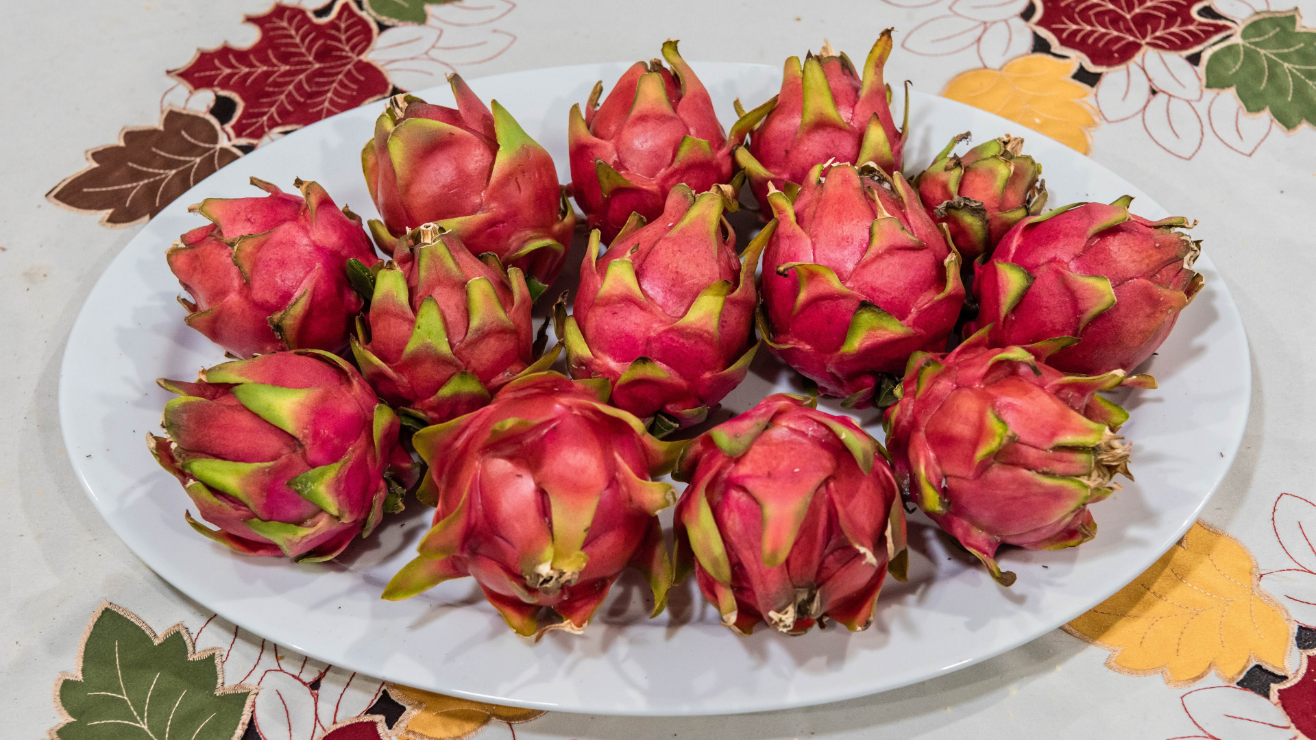 Фрукты питая на белой тарелке на столе