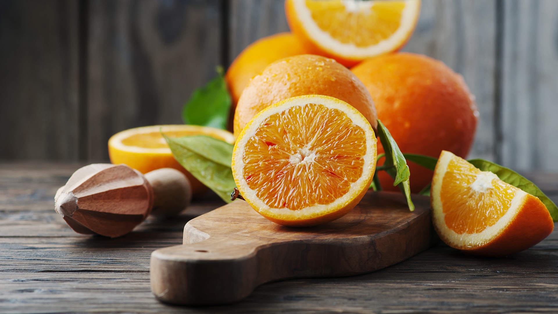 Большие спелые апельсины на доске 