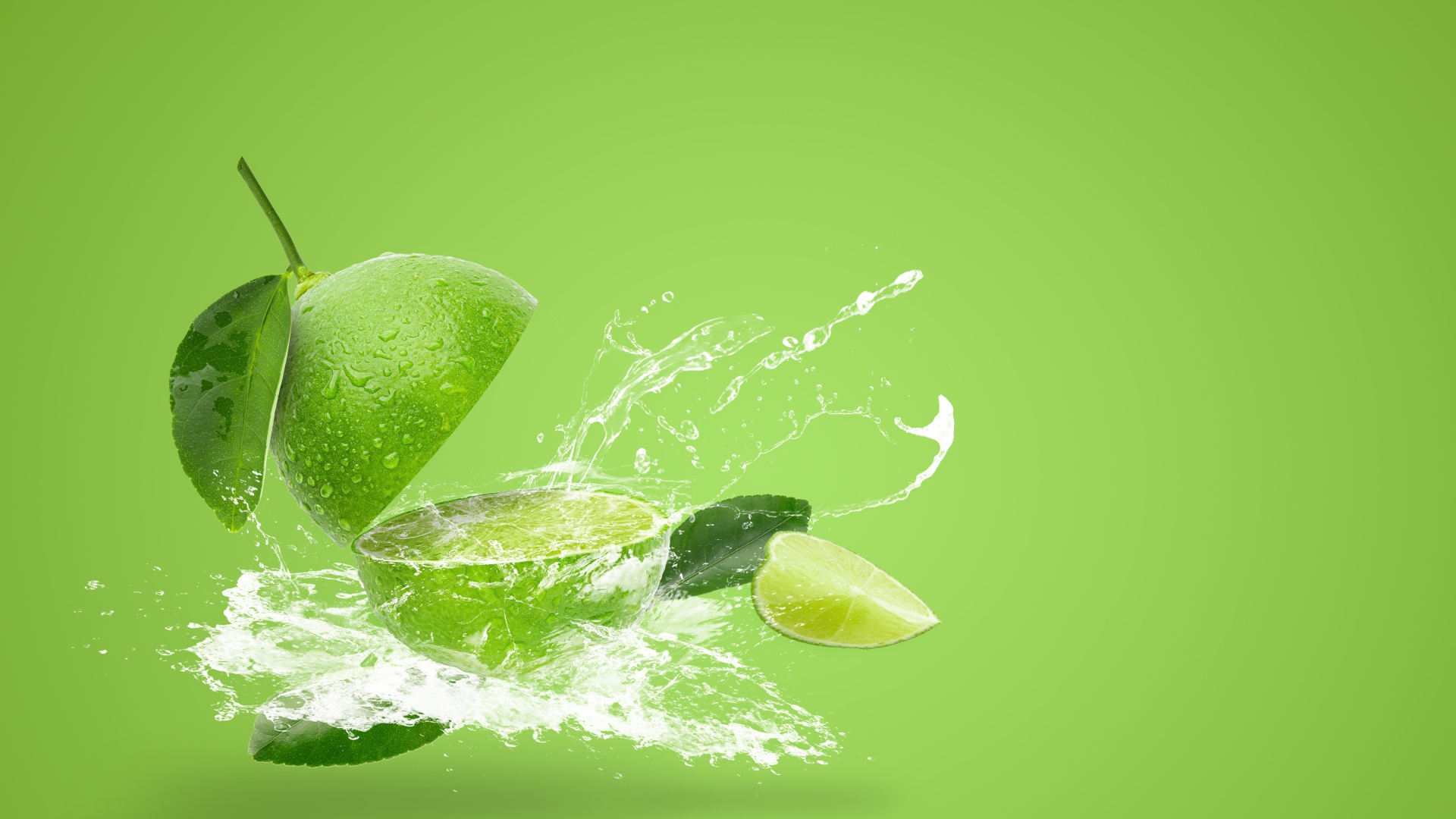 Лайм в брызгах воды на зеленом фоне