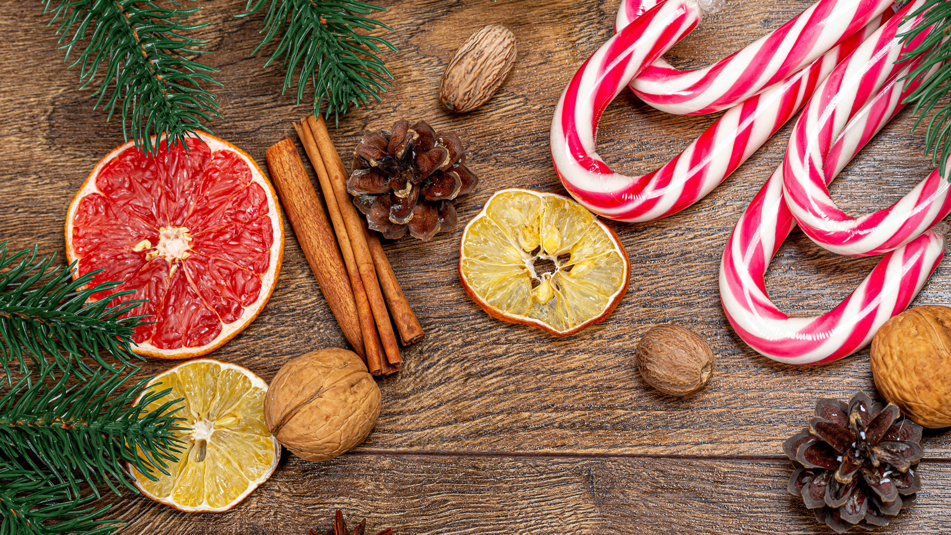 Леденцы на столе с орехами, корицей и апельсинами