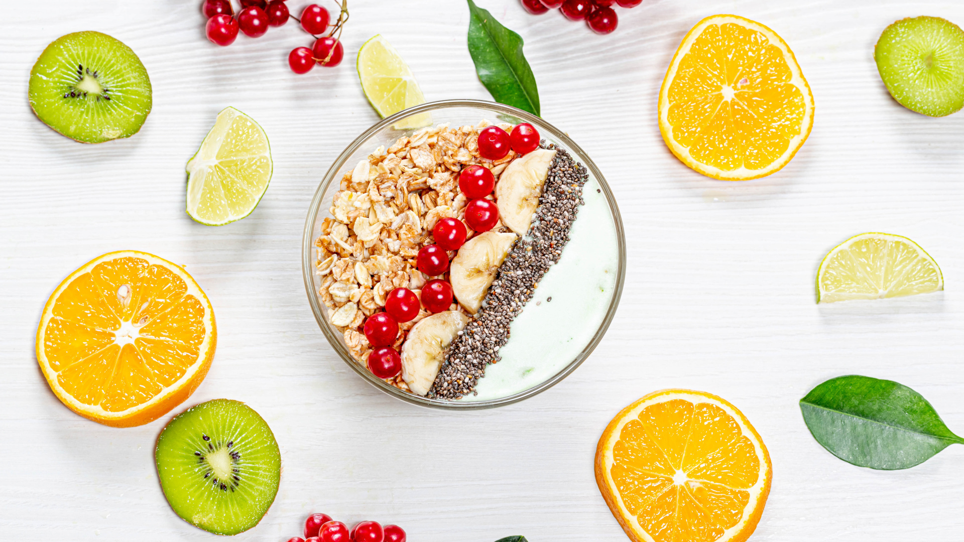 Мюсли на столе с калиной и цитрусовыми фруктами