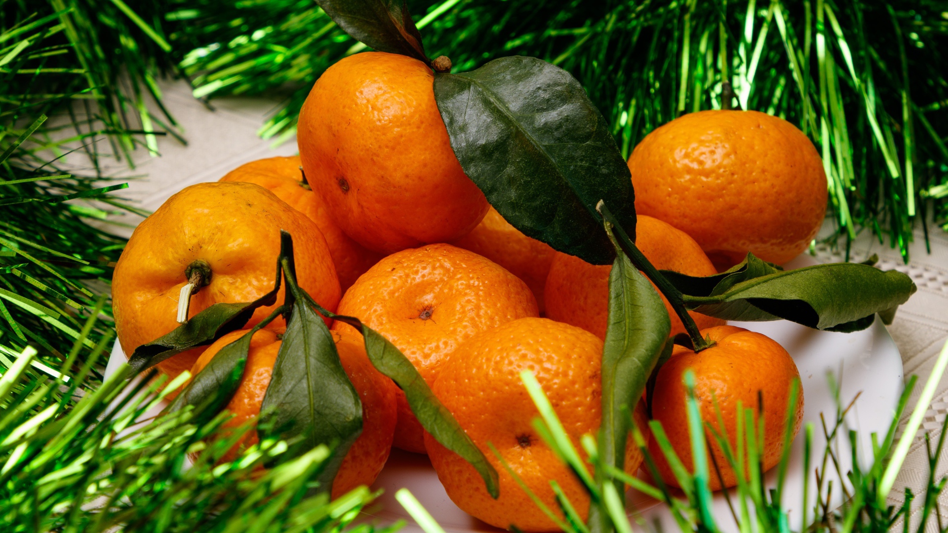 Оранжевые мандарины с мишурой 