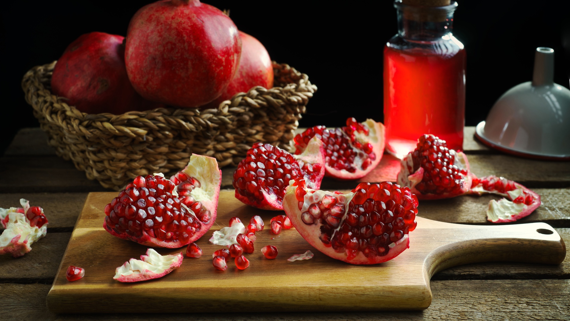 Плоды граната на столе с соком 