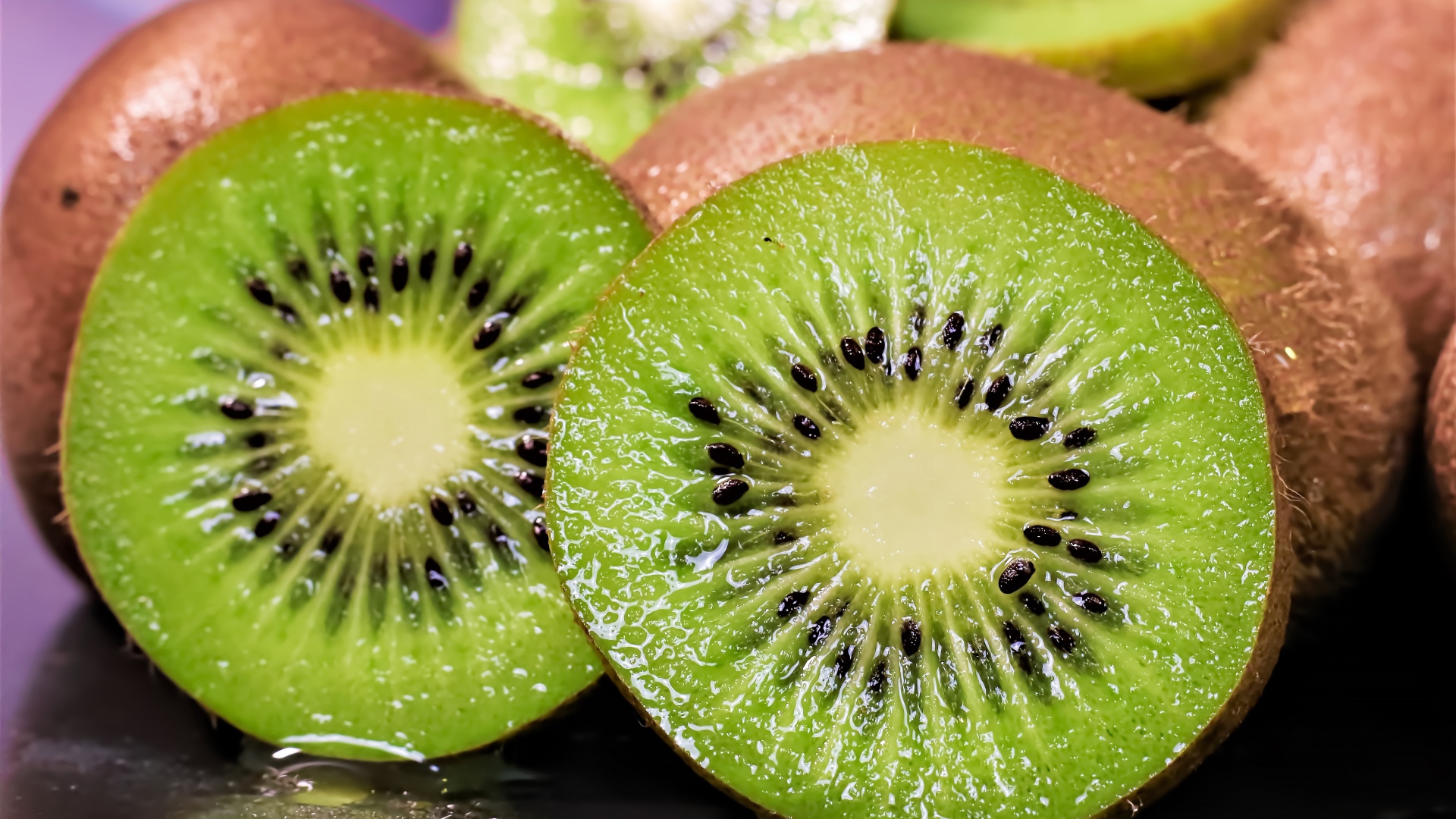 Спелые сочные кусочки киви 